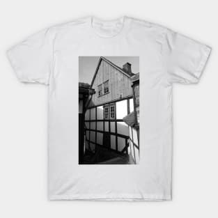 Half-timbered house in Stolberg / Harz in black and white T-Shirt